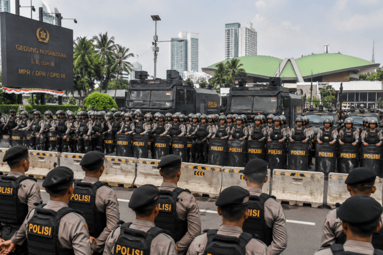 Polisi Kerahkan 18.504 Personel Amankan Demo