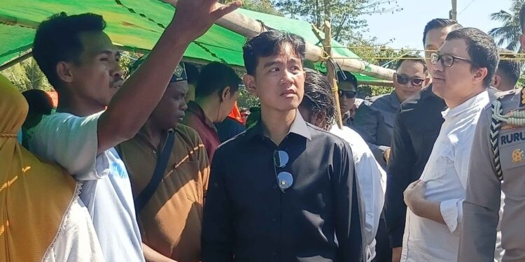 Gibran Temui Pengungsi Gempa NTT