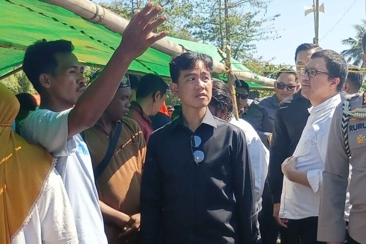 Gibran Temui Pengungsi Gempa NTT