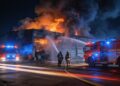Petugas pemadam memadamkan insiden pabrik mie instan terbakar di Bekasi