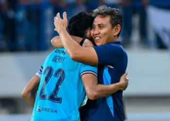 Bima Sakti bersama pemain Persela Lamongan