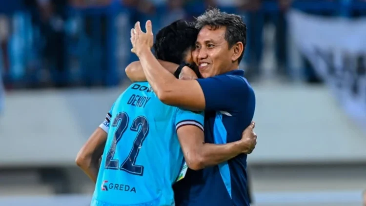Bima Sakti bersama pemain Persela Lamongan