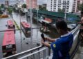 Ruas jalan di Bangkok tergenang banjir dengan kendaraan dan perahu evakuasi