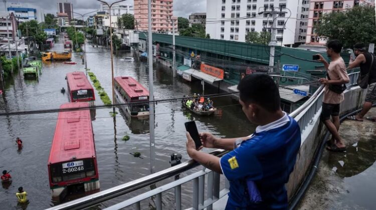 Ruas jalan di Bangkok tergenang banjir dengan kendaraan dan perahu evakuasi