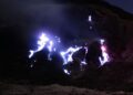 Fenomena blue fire atau api biru di kawasan kawah Gunung Papandayan