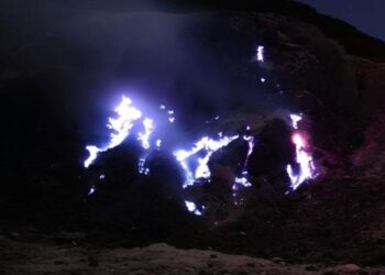 Fenomena blue fire atau api biru di kawasan kawah Gunung Papandayan
