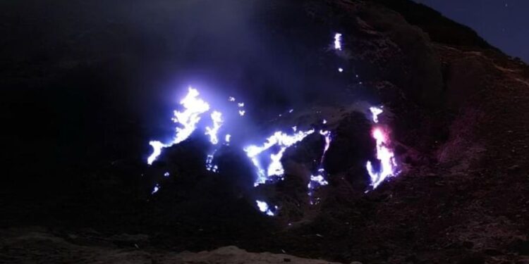 Fenomena blue fire atau api biru di kawasan kawah Gunung Papandayan