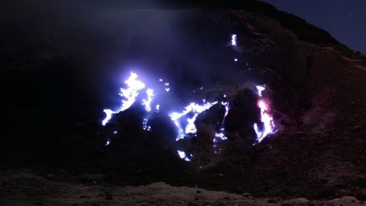 Fenomena blue fire atau api biru di kawasan kawah Gunung Papandayan