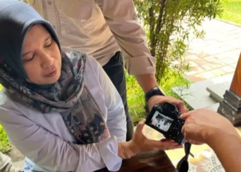 Syafrida Rachmawati Rasahan menunjukkan dokumentasi sidak di Lapas Cibinong