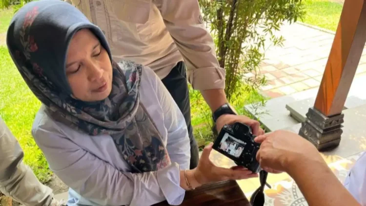 Syafrida Rachmawati Rasahan menunjukkan dokumentasi sidak di Lapas Cibinong