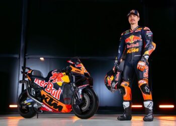 Maverick Viñales berdiri di samping KTM RC16