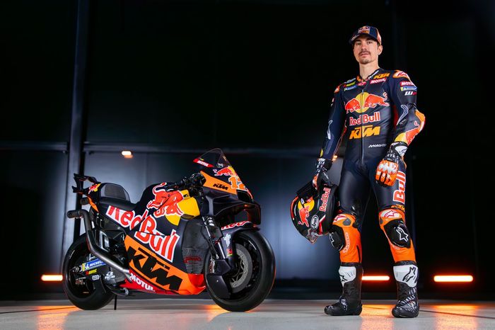 Maverick Viñales berdiri di samping KTM RC16
