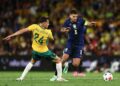 Pemain Brasil dan Australia berebut bola dalam laga persahabatan