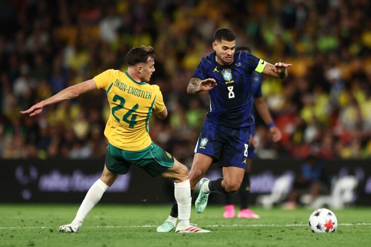 Pemain Brasil dan Australia berebut bola dalam laga persahabatan