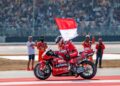 Pembalap Ducati membawa bendera Indonesia di Pertamina Mandalika International Circuit