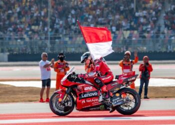 Pembalap Ducati membawa bendera Indonesia di Pertamina Mandalika International Circuit