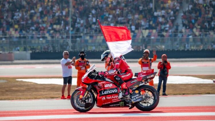 Pembalap Ducati membawa bendera Indonesia di Pertamina Mandalika International Circuit