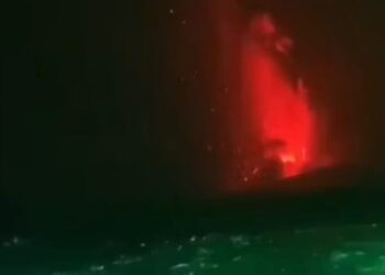 Abu Vulkanik Gunung Anak Krakatau