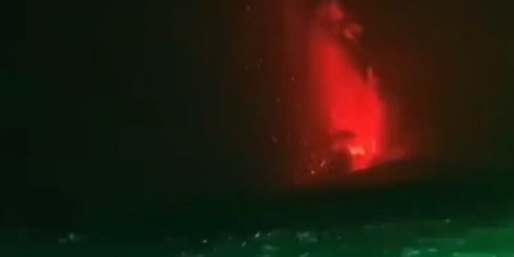 Abu Vulkanik Gunung Anak Krakatau