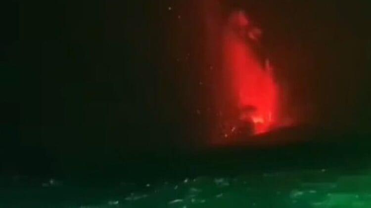 Abu Vulkanik Gunung Anak Krakatau