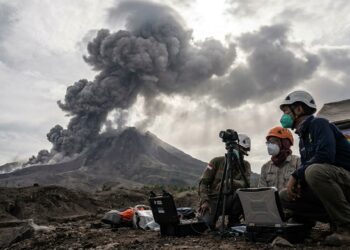 Anak Krakatau dan Semeru Erupsi