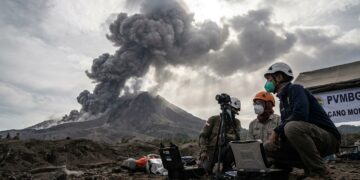 Anak Krakatau dan Semeru Erupsi