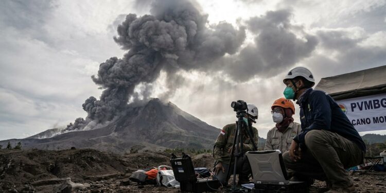 Anak Krakatau dan Semeru Erupsi