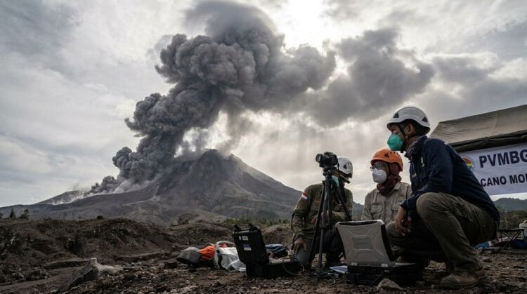 Anak Krakatau dan Semeru Erupsi