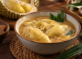 Kolak durian dengan santan, gula merah, dan pandan