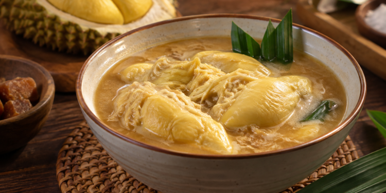 Kolak durian dengan santan, gula merah, dan pandan