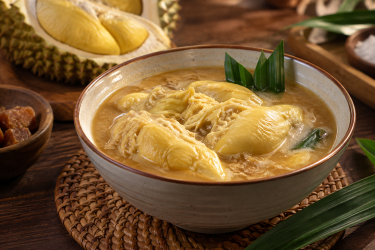 Kolak durian dengan santan, gula merah, dan pandan