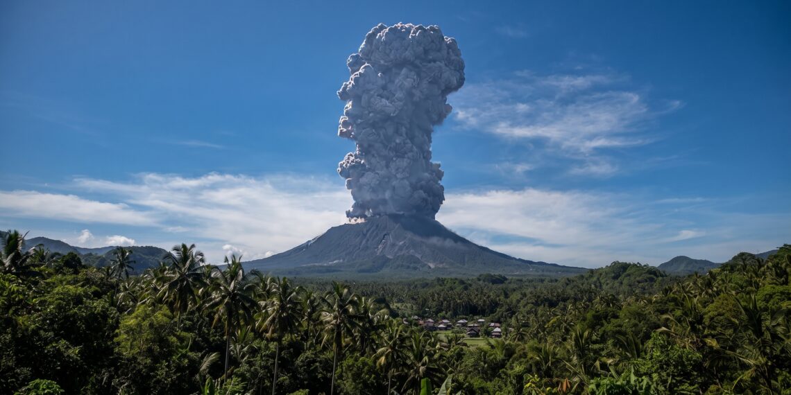 Gunung Ibu 3 Kali Erupsi Hari Ini