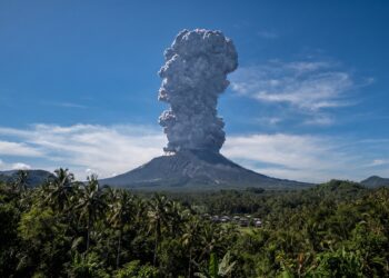 Gunung Ibu 3 Kali Erupsi Hari Ini