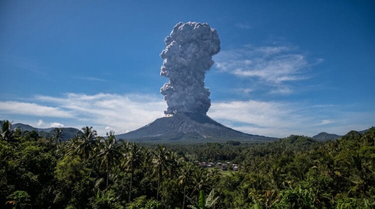 Gunung Ibu 3 Kali Erupsi Hari Ini