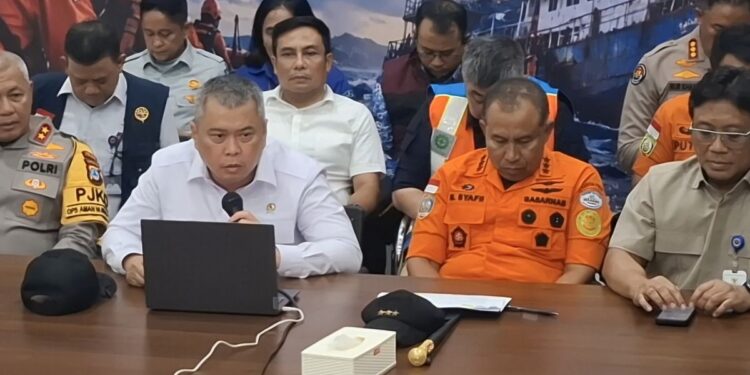Basarnas bersama Menteri Perhubungan saat konferensi pers penanganan Virgo Transport 8