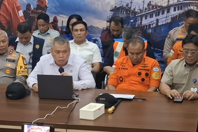 Basarnas bersama Menteri Perhubungan saat konferensi pers penanganan Virgo Transport 8