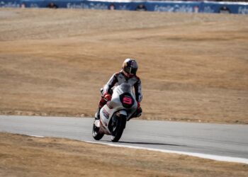 Veda Ega Pratama mengendarai motor Honda Team Asia di lintasan