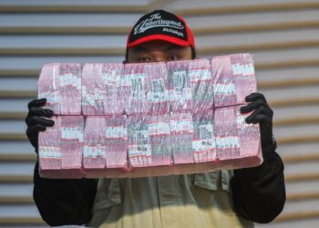 Petugas KPK menunjukkan barang bukti uang dalam perkara dugaan korupsi pengurusan HGB Summarecon di Kabupaten Bogor