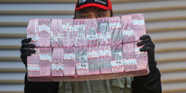 Petugas KPK menunjukkan barang bukti uang dalam perkara dugaan korupsi pengurusan HGB Summarecon di Kabupaten Bogor