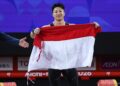 Rahmat Erwin Abdullah membawa bendera Merah Putih setelah meraih emas Asian Games 2026