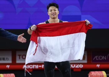 Rahmat Erwin Abdullah membawa bendera Merah Putih setelah meraih emas Asian Games 2026