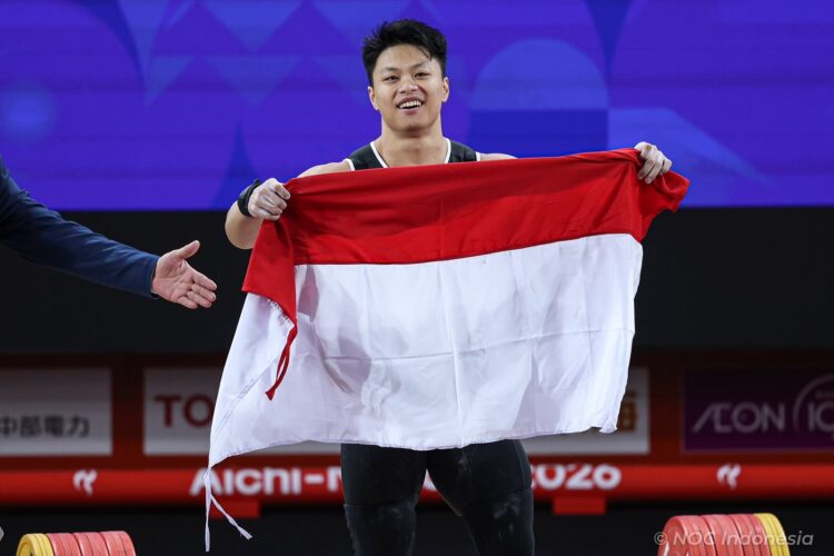 Rahmat Erwin Abdullah membawa bendera Merah Putih setelah meraih emas Asian Games 2026