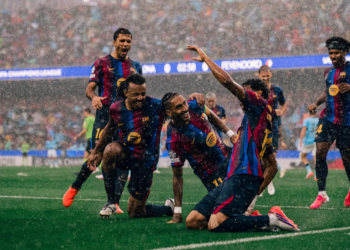 Barcelona Tim Terbaik di Dunia? Ini Kata Van Bronckhorst