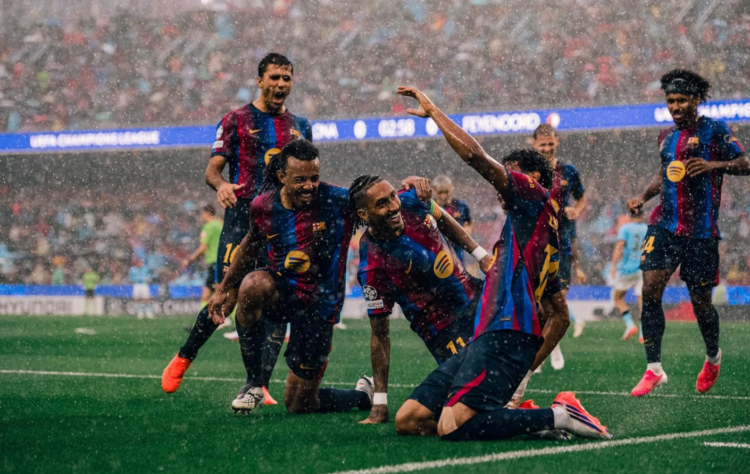 Barcelona Tim Terbaik di Dunia? Ini Kata Van Bronckhorst