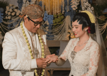 Andre Taulany dan Amanda Rigby dalam acara pernikahan