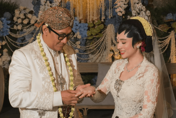 Andre Taulany dan Amanda Rigby dalam acara pernikahan