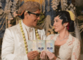 Andre Taulany dan Amanda Rigby menunjukkan dokumen pernikahan setelah akad