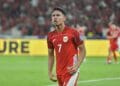 Pemain Timnas Indonesia mengenakan jersey merah di lapangan