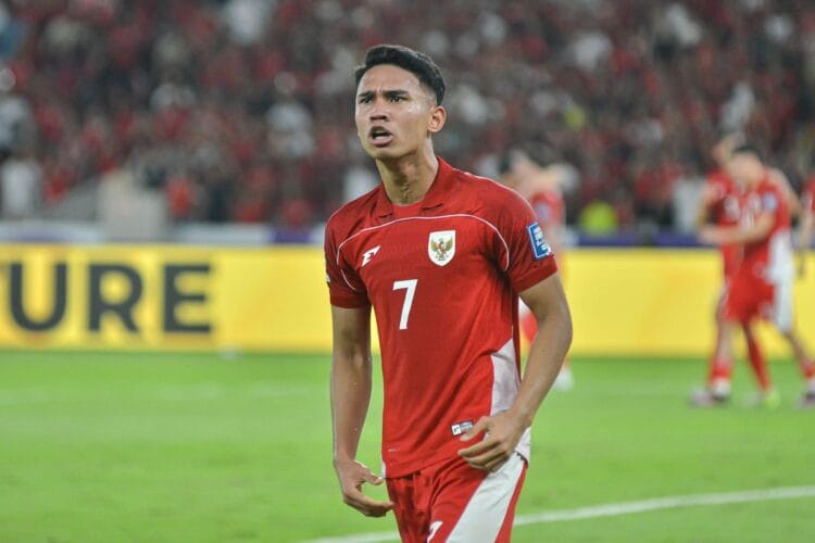 Pemain Timnas Indonesia mengenakan jersey merah di lapangan