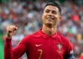 Cristiano Ronaldo mengenakan jersey Portugal dan mengepalkan tangan di lapangan